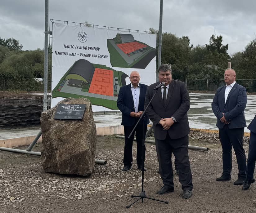 Slávnostné poklepanie základného kameňa tenisovej haly vo Vranove nad Topľou – účasť vedenia mesta a tenisového klubu pred vizualizáciou projektu.