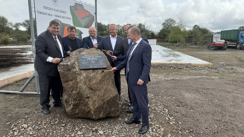 Slávnostné poklepanie základného kameňa tenisovej haly vo Vranove nad Topľou – predstavitelia mesta, klubu a partneri projektu pri pamätnej doske.