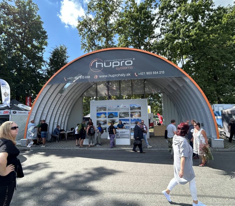 Expozícia HUPRO SYSTEMS SE na Země živitelke 2025 v Českých Budějoviciach – ukážka modernej oblúkovej haly.