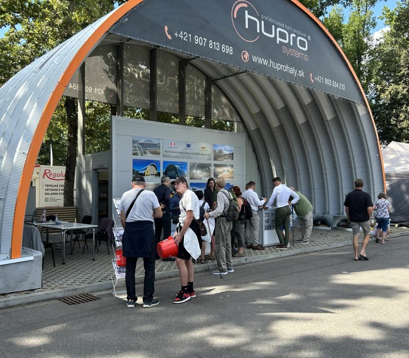 Návštevníci pri expozícii HUPRO SYSTEMS SE počas Země živitelky 2025 v Českých Budějoviciach.