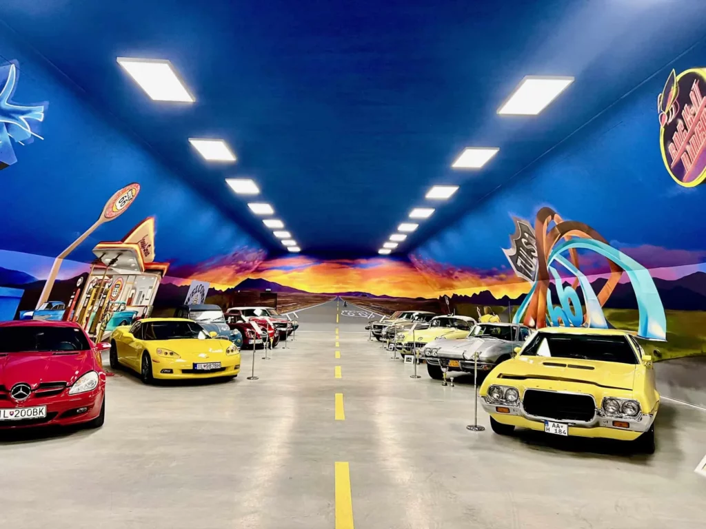 Interiér oblúkovej haly HUPRO využívanej ako múzeum automobilov