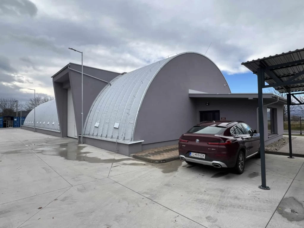 Exteriér oblúkovej oceľovej haly HUPRO určenej pre automobily